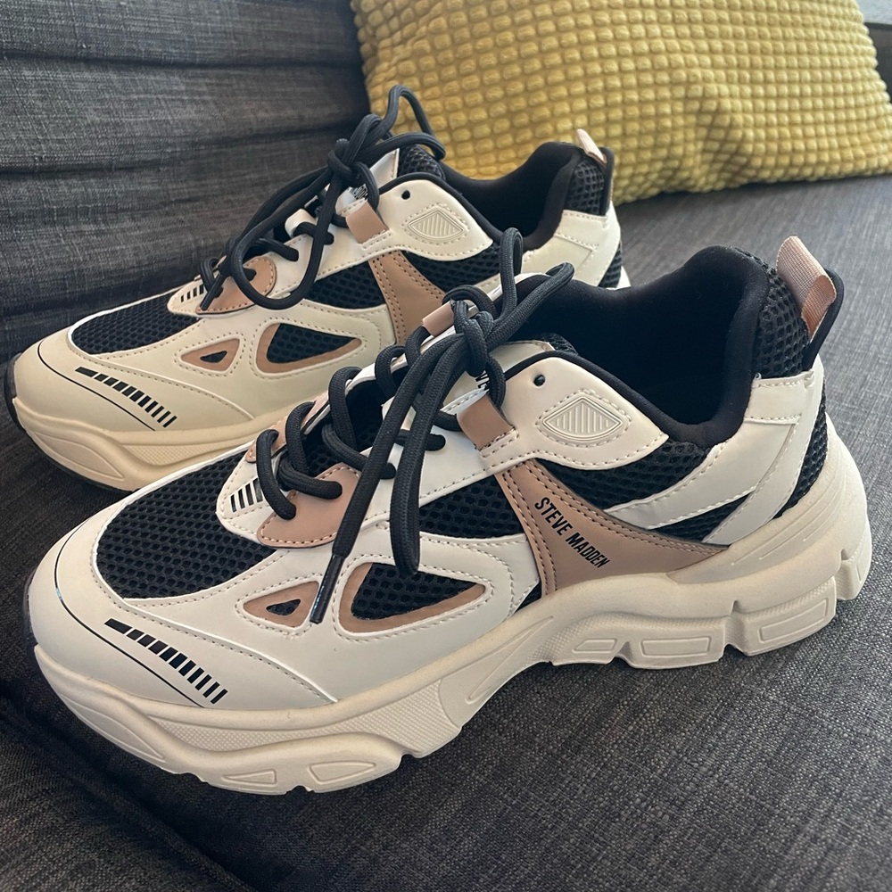 NWOT Steve Madden Clydie Sneaker, Size 9